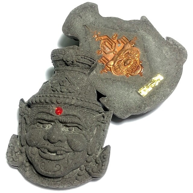 Phu Ruesi Ta Fai 2551 BE Nuea Pong Bai Lan Sacred black Parchment Powder Red Garnet 3rd eye 3 Takrut and Tiger Yant Luang Phu Naen Kampiro
