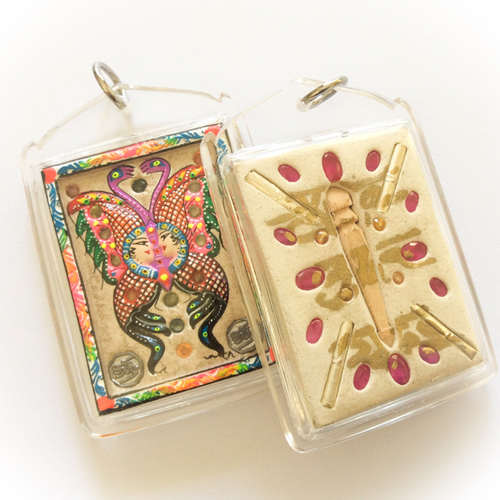 Taep Jamlaeng Butterfly King- Pim Yai- Takrut Ngern Banju Mai Lak Chai Maha Mongkol- (Ong Kru Jumbo Edition- Sacred Wooden Victory Pillar+ 4 Takrut+ 2 Look Namo Plugs and 30 Gems)- Sae Yid 60 Edition