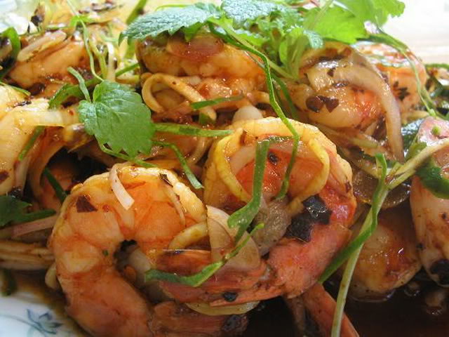 Kung Pla.. Offer savory and sweetmeats, whisky to the Prai Grasip