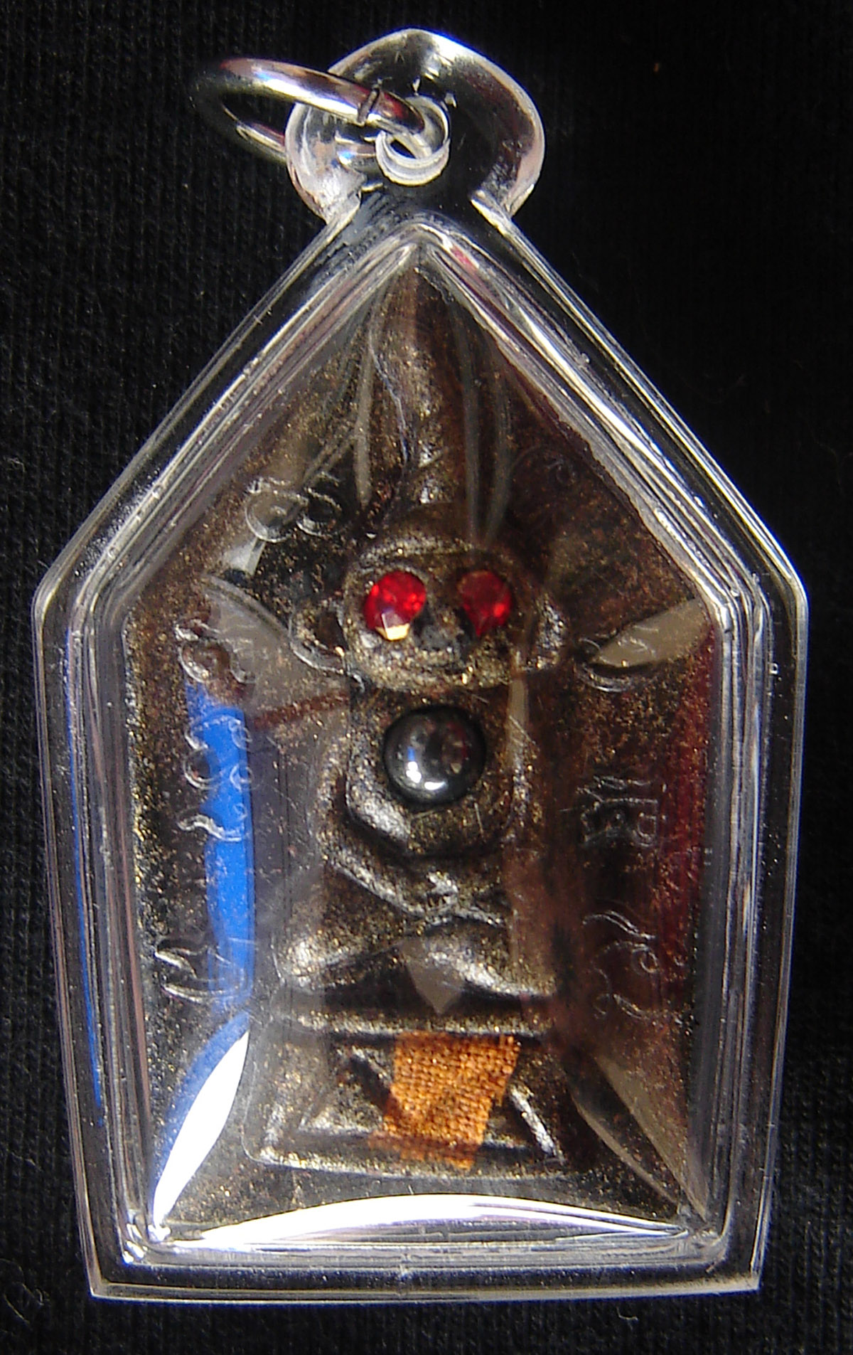 Pra Khun Phaen Hlang Pra Ngang Dta Daeng - Nuea Din Pha Chah (Cemetery Earth) Fang Ploi Dtit Jiworn (Garnets with Civara Robe) - Run Mee Ngern Tong - Luang Phu Key