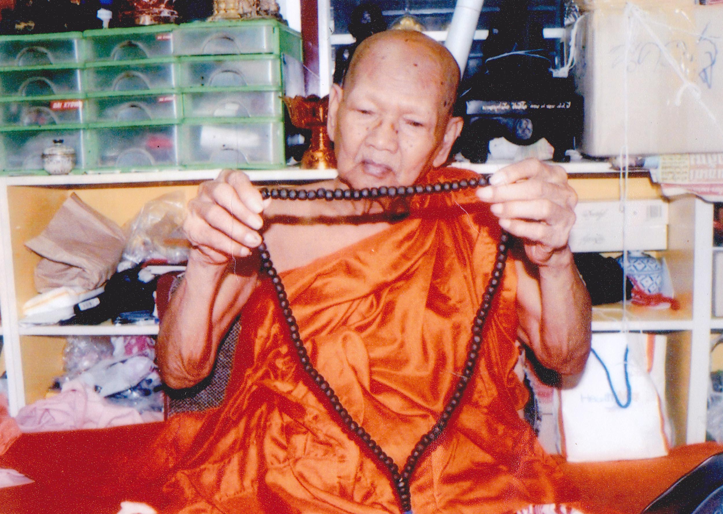 A fotograph of Luang Phu Juea is included with the Prakam