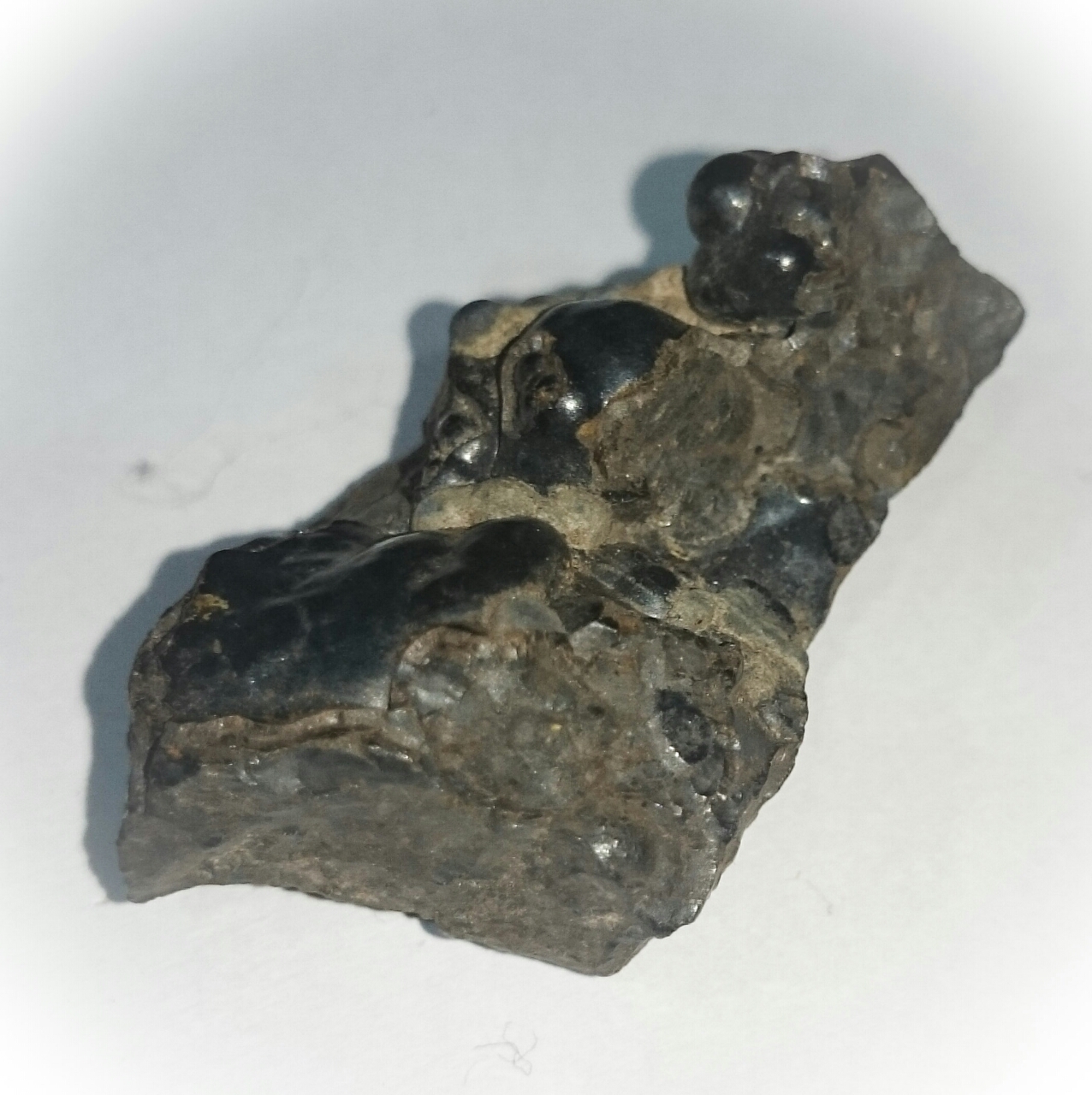Rae Koh Larn (Lek Lai related Elemental from Koh Larn island) 3 x 2 x 1 Cm - good health and wealth increasing amulet