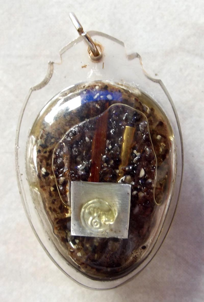 Yoni (Female Vulva) 'Ongk Kroo' Masterpiece Version - Nuea Pong Bpatamang Lokee + Chin Aathan Luan Hnaa Phaag (Prai powders + relic + 3 Takrut Prai Oil) 'Ruay Sap Ruay Sanaeh' Edition - Pra Ajarn Oe
