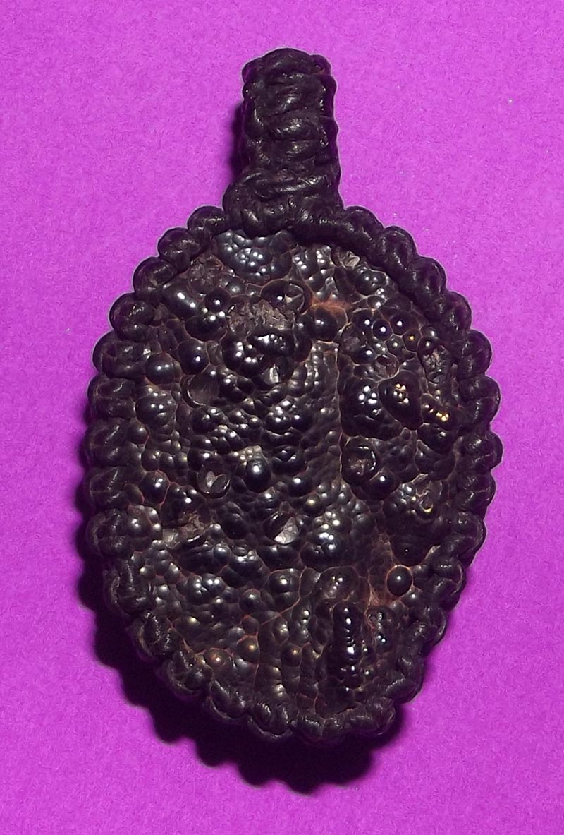 Lek Lai Dtad Jag Rang Hlek Lai (Cut within the Holy Cave) 3.0 x 2.0 Cm - Grade B - Phu Ruesi Wiratataep Naka Taewa Sin - Suan Badibat Tam Putta Mongkol