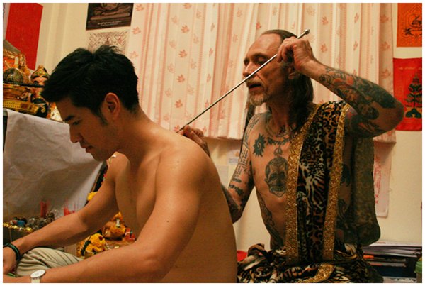 Ruesi Saem makes Sak Yant on Thai Talkshow Host 'Woodie"