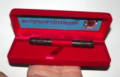 Takrut Maha Jakkapat Dtak Chueak Long Rak Mad Daay Daeng Akom Kong Grapan Amulet - 4.5 Inches - Ajarn Plien - Wat Don Sala