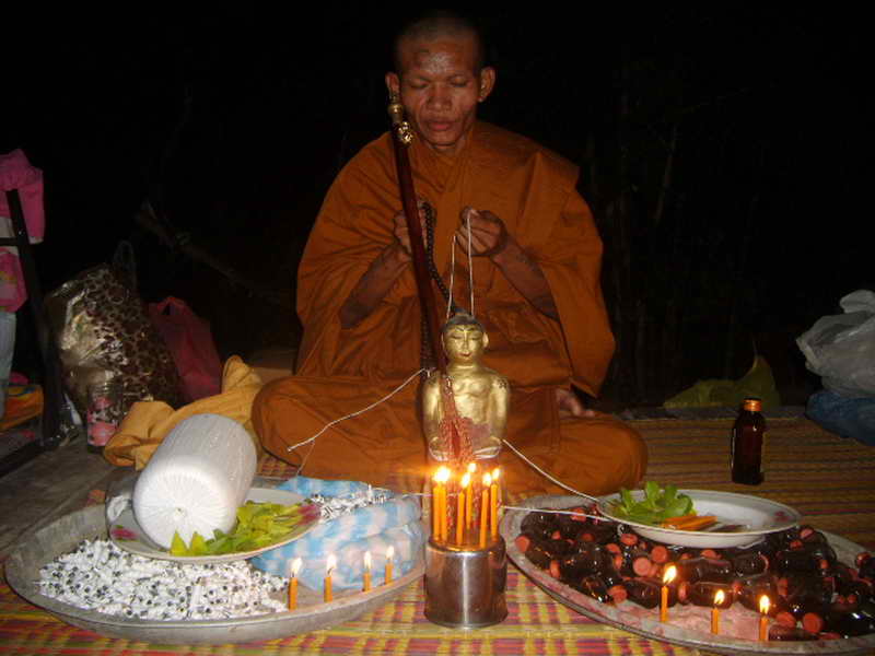 Khuad Kroo Hua Chuea Nam Man Prai (master bottle 'cream off the Top' Pure Concentrated Prai Oil) - Run Long Dtaek Lan Pha Cha - Pra Ajarn Waet Surint
