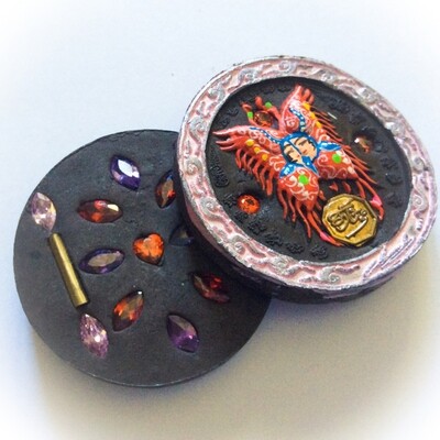 Taep Pamorn Jantr Loi Maha Pokasap Sariga Dong- Butterfly King Floating Moon in Pink Frame with Black Sariga Dong Powders - (1 Look Namo Plug+ 2 Silver Takrut + 16 Gems)- Sae Yid 60 Edition