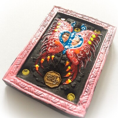 Taep Jamlaeng Butterfly King- Pim Glang Sariga Dong -Pink Frame Sacred Black Sariga & Maha Taep Powders - (1 Golden Ganesha Bucha 1 Look Namo Plug+ 4 Silver Takrut and 21 Gems)- Sae Yid 60 Edition