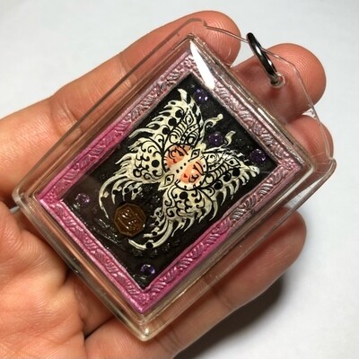 Taep Jamlaeng Butterfly King- Pim Glang Sariga Dong -Pink Frame Sacred Black Sariga &amp; Maha Taep Powders - (1 Golden Ganesha Bucha 1 Look Namo Plug+ 4 Silver Takrut and 21 Gems)- Sae Yid 60 Edition