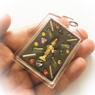 Taep Jamlaeng Butterfly King- Pim Glang Sariga Dong -Green Frame Sacred Black Sariga &amp; Maha Taep Powders - (1 Golden Trimutri Bucha 1 Look Namo Plug+ 4 Silver Takrut and 21 Gems)- Sae Yid 60 Edition