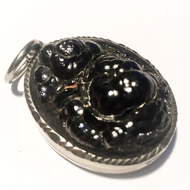 Rae Koh Larn (Lek Lai related Elemental from Koh Larn island) 3.5 x 2.5 x 1.5 Cm - good health and wealth increasing amulet