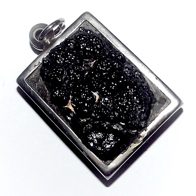 Rae Koh Larn (Lek Lai related Elemental from Koh Larn island) 3.5 x 2.5 x 2 Cm - good health and wealth increasing amulet