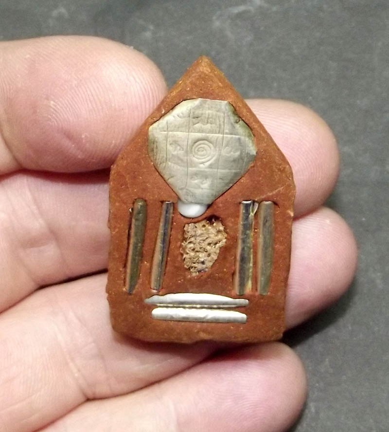 Khun Phaen Jad Dtem ('Given the Full Treatment') - Nuea Daeng Ongk Kroo + Chin Aathan, Takrut Ngern, Ploi Khaw Sek - Red Powders, 6 Takrut, Bone Relic, Gem - Ruay Sap Ruay Sanaeh 2554 - Pra Ajarn Oe