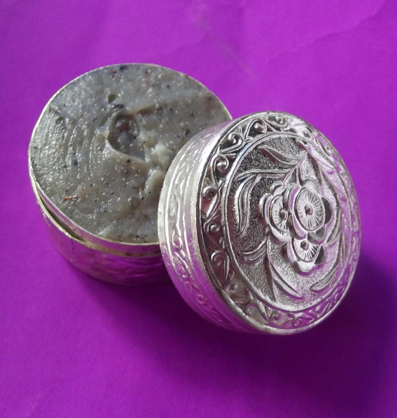 See Pheung Sariga Pasom Wan Dork Tong (Large Size Metta Balm) - 'Wai Kroo 2555 BE' Edition - Luang Por Chor - Wat Hnong Saeng