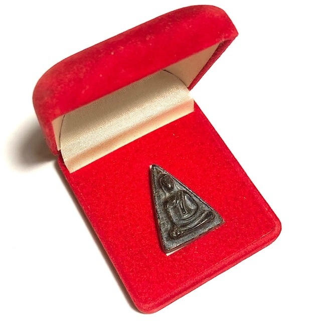 Pra Nang Paya Ngiw Dam Lan Pi 2555 BE Carved Million Year Old Petrified Holy Wood Samnak Songk Phu Taep Thawara Nimit