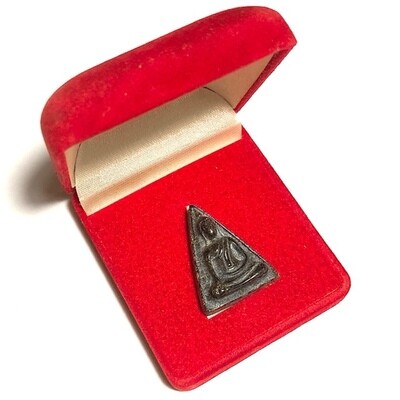 Pra Nang Paya Ngiw Dam Lan Pi 2555 BE Carved Million Year Old Petrified Holy Wood Samnak Songk Phu Taep Thawara Nimit