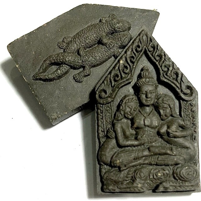 Pra Khun Phaen Ba Cha Dta (Khun Phaen Nang Lorm) Nuea Dam - Mating Geckos entwined on rear face Nuea Dam Luang Por Glom