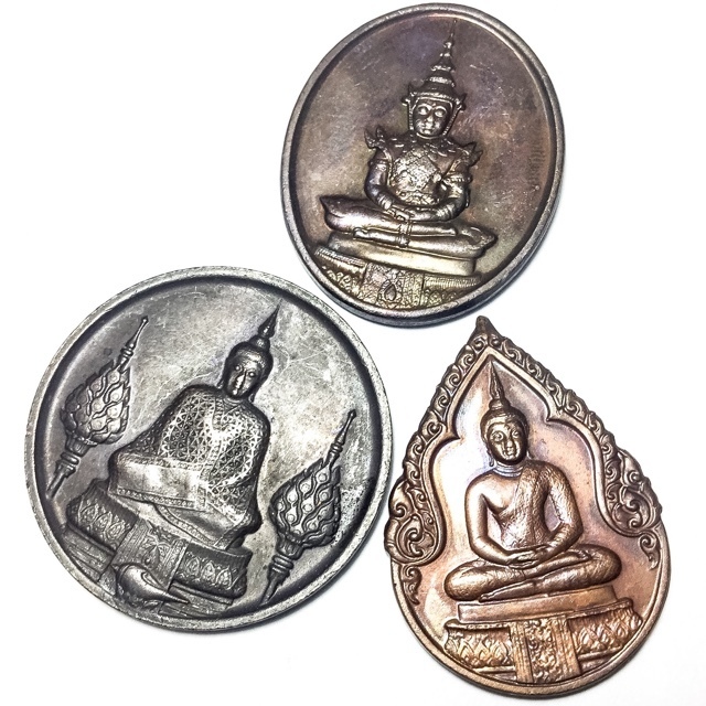 Chut Rian Pra Gaew Morakot Emerald Buddha 3 Amulet Set in Tri-Seasonal Robes 2525 BE Ratanakosin Bicentennial Edition - Temple of the Emerald Buddha