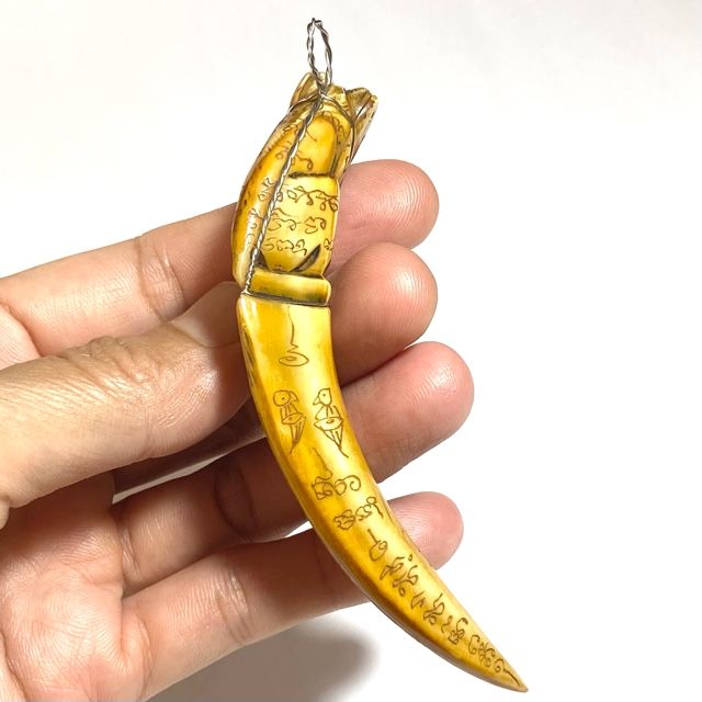 タイ お守り Khiaw Hmoo Dtan Gae Suea 猪の牙に彫られた経文 魔