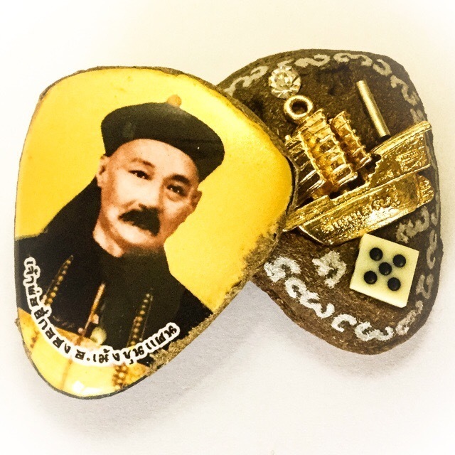 Locket Por Phu Yee Gor Hong Gambling Amulet - Chak Tong Onkg Kroo - 2 Takrut Siang Choke + Enchanted Dice + Pokasap Gem - Ajarn Meng Khun Phaen