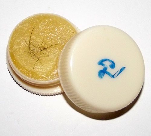 See Pheung Metta Mahaniyom (Metta Balm for Inducing Mercy) by Luang Phu Sin of Wat Laharn Yai‏
