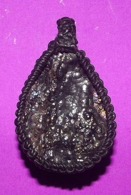 Lek Lai Dtad Jag Rang Hlek Lai (Cut within the Holy Cave) 4 x 3 Cm - Grade B - Phu Ruesi Wiratataep Naka Taewa Sin - Suan Badibat Tam Putta Mongkol