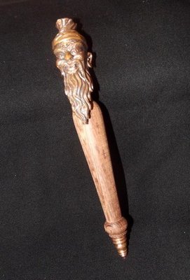 Mai Kroo Por Gae Maha Waet (Ruesi Head Wand) &#39;Run Sadta Mongkol&#39; 2555 BE - 7 Inches long Magic Wand - Por Tan Kloi - Wat Phu Khao Tong - 999 Made - free shipping