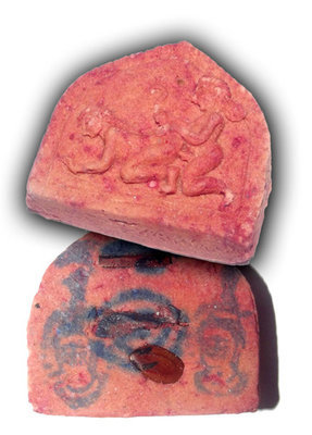 Choo Chok Khor Dai &#39;Ongk Kroo Pised&#39; - 99 Ghost Red Prai Powders + Ban Neng Bone + Dancing Deva Gem + Takrut - Gambling and Love Charm - Ruesi Masia 2554 BE