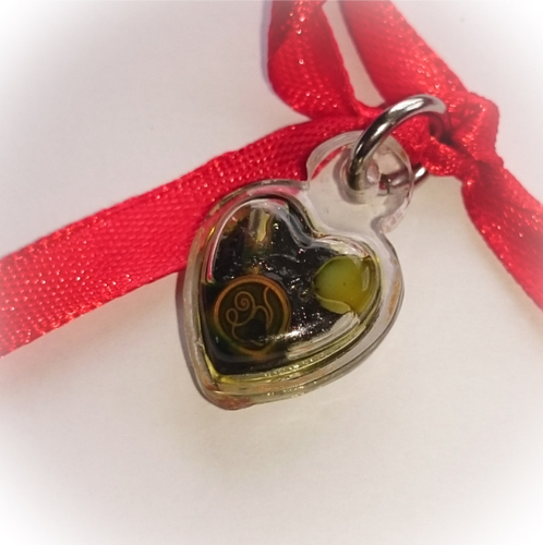 Hua Jai See Pherng Khiaw Chan Neung (Green Prai Balm Love Heart - Grade A) &#39;Ruay Sap Ruay Sanaeh&#39; Edition 2554 BE - Pra Ajarn Oe Putto Raksa 2554 BE