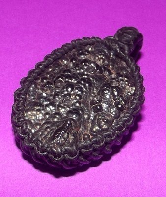 Lek Lai Dtad Jag Rang Hlek Lai (Cut within the Holy Cave) 3.0 x 2.0 Cm - Grade B - Phu Ruesi Wiratataep Naka Taewa Sin - Suan Badibat Tam Putta Mongkol