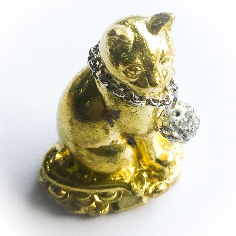 Nong Maew Riak Sap (treasure calling cat) Nuea Rakang Gao ud Pong Look Krok Maew Takrut Choke Lap Fang Ploi Daeng  - Ayu Wattana 2554 BE - Luang Phu Kambu - Wat Gut Chompoo - only 999 amulets made