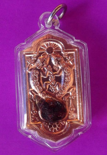 Rian Jing Jok Sadung Bpi  - Nuea Tong Daeng Dtid Krang Putsa (sacred copper alloys with Putsa Paste gecko charm) - Ajarn Kom Trai Waes - Asrom Baramee Por Gae 2554 BE - Casing Included