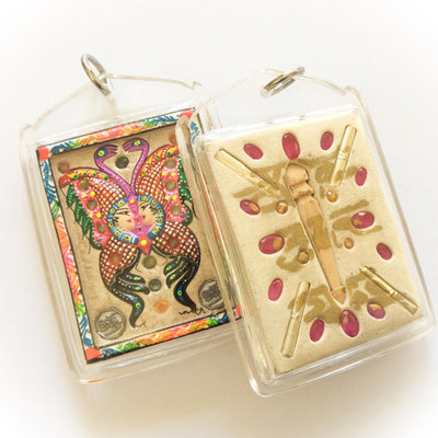 Taep Jamlaeng Butterfly King- Pim Yai- Takrut Ngern Banju Mai Lak Chai Maha Mongkol- (Ong Kru Jumbo Edition- Sacred Wooden Victory Pillar+ 4 Takrut+ 2 Look Namo Plugs and 30 Gems)- Sae Yid 60 Edition