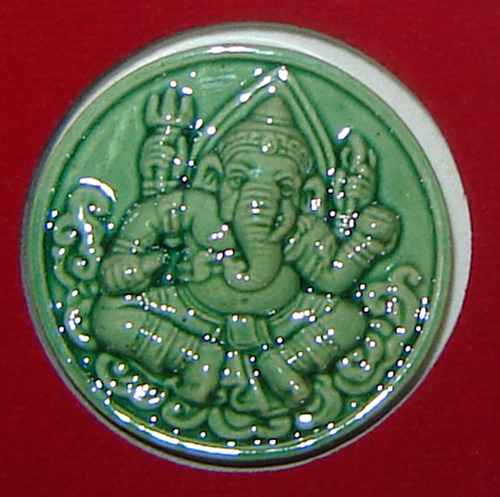 Pra Pikanesworn 4 Gorn (4 arms Ganesha) with Om and Mantras on rear face - Wat Bote (Ayuttaya) in collaboration with Shivalai Deva Sathaan - Maha Sethee edition 2550 BE - 3.5 Cm diameter Pra Pikanesworn 4 Gorn (4 arms Ganesha) with Om and Mantras on rear face - Wat Bote (Ayuttaya) in collaboration with Shivalai Deva Sathaan - Maha Sethee edition 2550 BE - 3.5 Cm diameter
