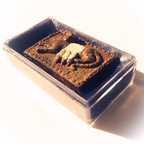 See Pheung Hnoo Dood Nom Maew - Purple Potion with Cat feeding a Mouse amulet - Luang Phu Ta Analayo