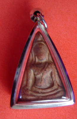 Pra Nang Paya Chinarat Benjapakee amulet - Pim Khao Kong (curved knees) - Nuea Din Phao - &#39;Run Midtrapap&#39; (friendship edition) 2548 BE - Wat Rachaburana (Pitsanuloke)