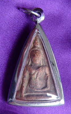 Pra Nang Paya Chinarat Benjapakee amulet - Pim Khao Trong (straight knees) - Nuea Din Phao - &#39;Run Midtrapap&#39; (friendship edition) 2548 BE - Wat Rachaburana (Pitsanuloke)