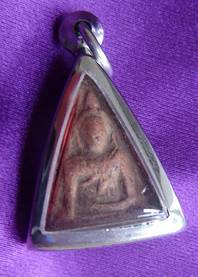 Pra Nang Paya Chinarat Benjapakee amulet - Pim Sangkati (small size) - Nuea Din Phao - &#39;Run Midtrapap&#39; (friendship edition) 2548 BE - Wat Rachaburana (Pitsanuloke)