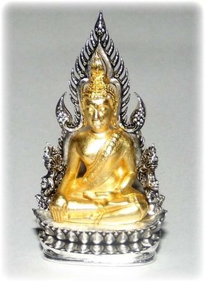 Pra Putta Chinarat (Loi Ongk Statuette) 'Jom Rachan' (Warrior King) edition 2555 BE - Nuea Loha Chup Tong Sum Chup Ngern (Gold Buddha & Silver Arch) - Wat Pra Sri Radtana Maha Tat