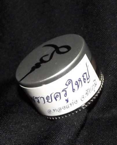 See Pheung Nam Man Prai Kroo Yai (Master Guru Prai Oil Love and Riches Potion) - Dtalab Kroo (Master Version)  - &#39;Jao Sua Udom Sap Edition&#39; 2554 BE - Ajarn Tong Teng - Samnak Sak Yant Taewa Prahm