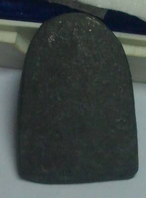 Rear face of Pra Sum Gor amulet Nuea Chin Boran