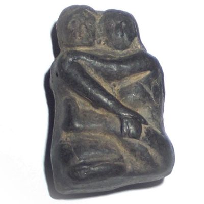In Koo Saep Som Sukh Nirandr (Loi Ongk) in Black Prai Powders - Kama Sutra Love Charm - Luang Por Prohm Wat Ban Suan