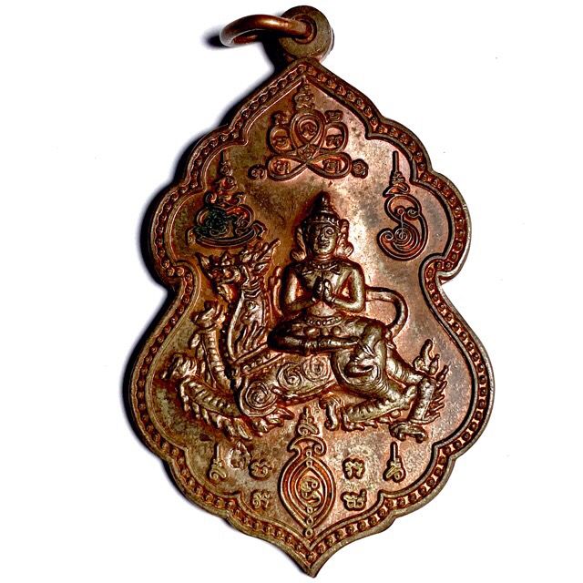 Rian Taewada Nang Singh Deva on Rachasri Himapant Lion King Nuea Tong Daeng 70 years Anniversary Edition LP Sakorn Wat Nong Grub 2551 BE