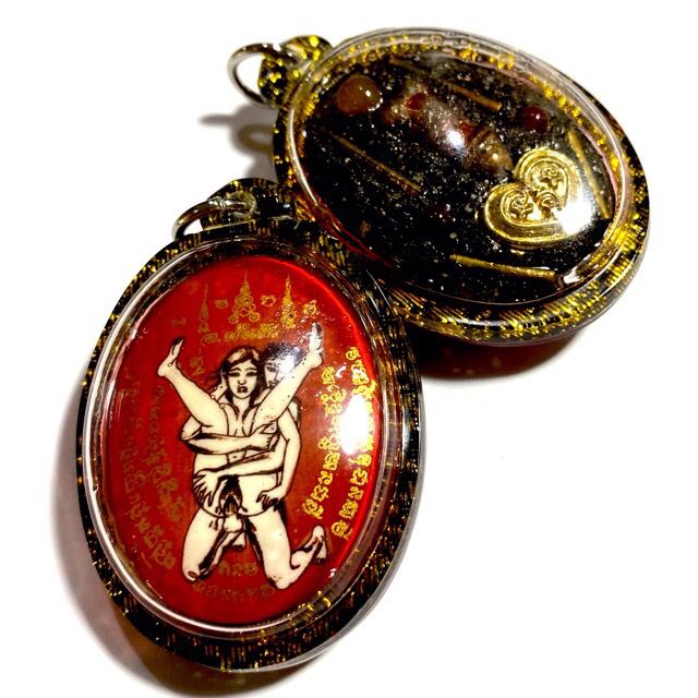 Locket in Koo Chay-Hying Sakot Gaam Liam Nam Man Sanaeh Ongk Kroo 4 Takrut 3 Ploi Sek Na Ok Dtaek &amp; Palad Khik Inserts 2561 BE - Ajarn Ton Rak