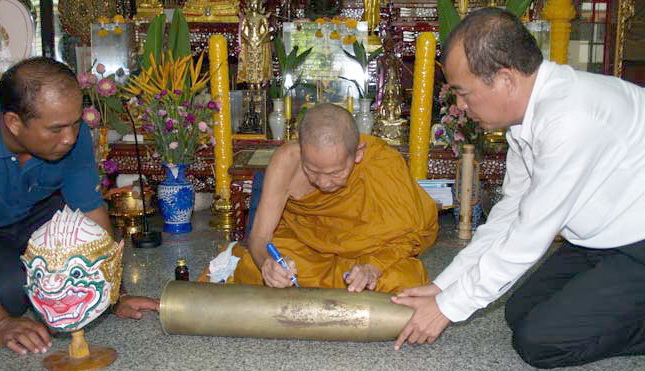 LP Daeng inscribes a Yant and Khom agkhara on a tank shell
