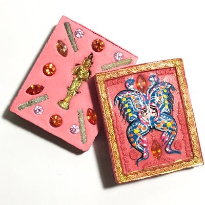 Taep Jamlaeng Roman Pim Lek A2 Asrom Sathan 2556 BE Pink Powders 4 Takrut 14 Gems Trimurti Statuette Kroo Ba Krissana