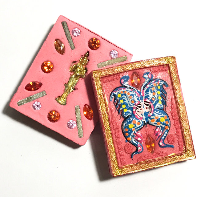 Taep Jamlaeng Roman Pim Lek A2 Asrom Sathan 2556 BE Pink Powders 4 Takrut 14 Gems Trimurti Statuette Kroo Ba Krissana