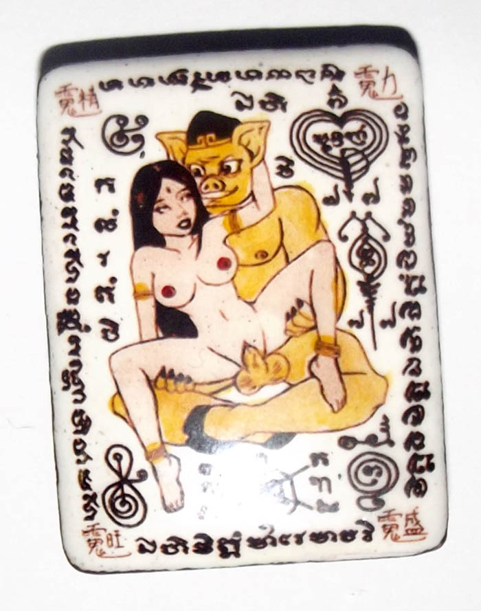 'The Boy' (Gaay Saep Gaam) 'Ongk Kroo Gammagarn' (Masterpiece Version) - Kama Sutra Pigsy Locket for Strengthening Love and Libido - 2 Takrut + Powder Flask - Ajarn Dao Sin (Borneo)