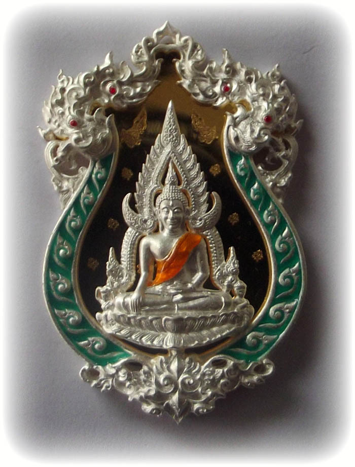 Rian Chalu Pra Putta Chinarat 'Jom Rachan' (Warrior King) edition 2555 BE - Nuea Ngern Long Ya Si Khiaw (Solid Silver with Gold Plated Back & Buddha with Green Enamel) - Wat Pra Sri Radtana Maha Tat